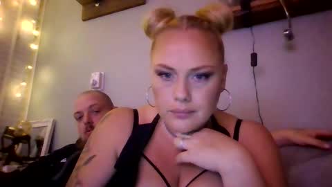 Snapshot of sweetsinz_ chatting on 5, 10, 2025 sweetsinz_ online show from 5, 10, 2025