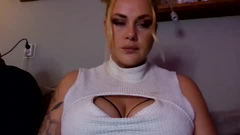 Snapshot of sweetsinz_ chatting on 11, 10, 2025 sweetsinz_ online show from 11, 10, 2025