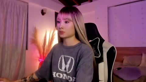 Cat independent model  online show from 22, 2, 2025