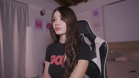 Cat independent model  online show from 11, 11, 2025