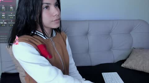 Snapshot of sweett_petite chatting on 17, 12, 2024 online show from 17, 12, 2024
