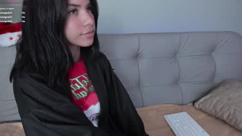 Snapshot of sweett_petite chatting on 19, 12, 2024 online show from 19, 12, 2024