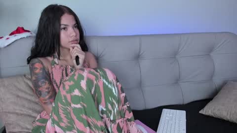 Snapshot of sweett_petite chatting on 21, 12, 2024 online show from 21, 12, 2024