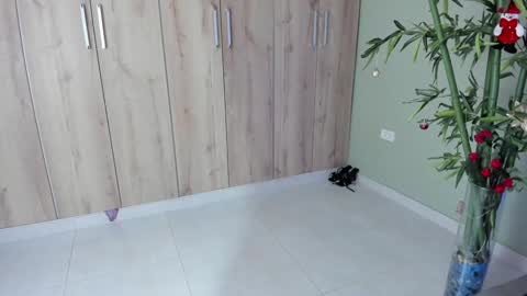 Snapshot of sweett_petite chatting on 21, 12, 2024 online show from 21, 12, 2024