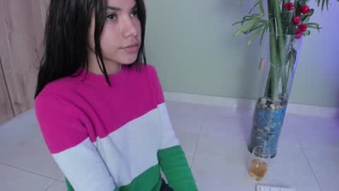 Snapshot of sweett_petite chatting on 24, 12, 2024 online show from 24, 12, 2024