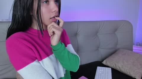 Snapshot of sweett_petite chatting on 24, 12, 2024 online show from 24, 12, 2024