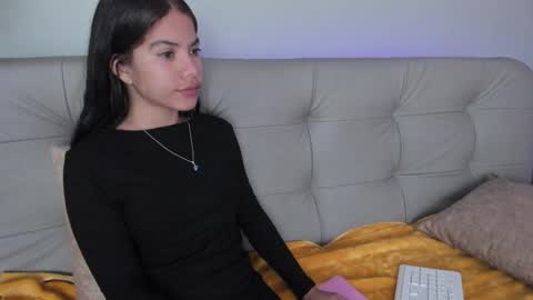 Snapshot of sweett_petite chatting on 28, 12, 2024 online show from 28, 12, 2024