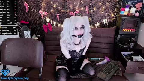 Snapshot of sylvie_fey chatting on 1, 1, 2025 Sylvie online show from 1, 1, 2025