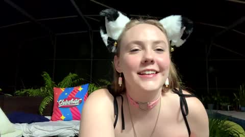 Snapshot of syndica chatting on 8, 10, 2025 Jennah online show from 8, 10, 2025