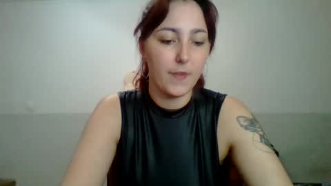 Snapshot of syssipisi chatting on 10, 9, 2025 Sarah online show from 10, 9, 2025