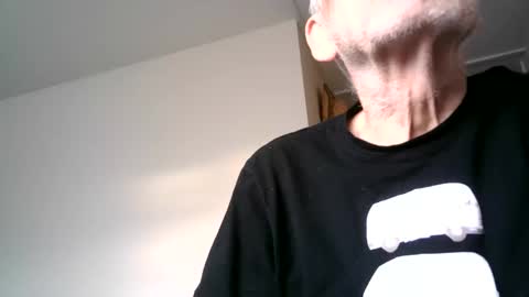 Snapshot of t11gger2 chatting on 26, 4, 2026 James online show from 26, 4, 2026