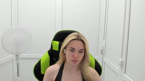 Snapshot of tayla_shy chatting on 29, 6, 2026 Tay online show from 29, 6, 2026