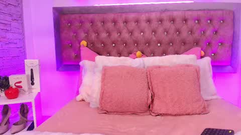 Snapshot of tayzon_foxxx chatting on 4, 11, 2025 Sofia online show from 4, 11, 2025