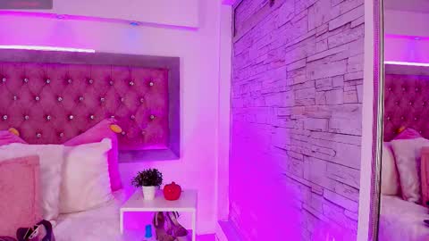 Snapshot of tayzon_foxxx chatting on 4, 12, 2025 Sofia online show from 4, 12, 2025