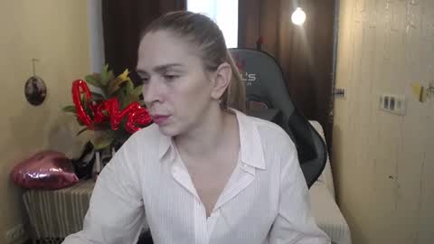 Snapshot of tessadaybreak chatting on 19, 2, 2025 tessadaybreak online show from 19, 2, 2025