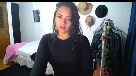 Snapshot of thaliacooper chatting on 12, 1, 2025 online show from 12, 1, 2025