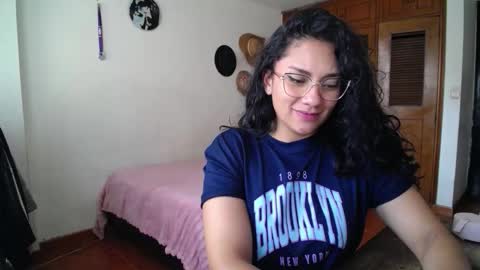 Snapshot of thaliacooper chatting on 12, 9, 2025 online show from 12, 9, 2025