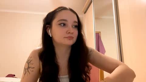 Snapshot of thaliakuchem chatting on 2, 3, 2026 Yumi online show from 2, 3, 2026