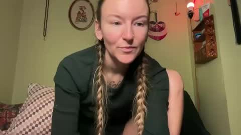 Snapshot of thefoxglovefairy chatting on 16, 11, 2025 Fae online show from 16, 11, 2025