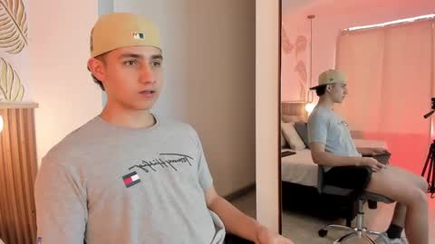 Snapshot of theohawke_ chatting on 13, 12, 2024 THEO- MATEO online show from 13, 12, 2024