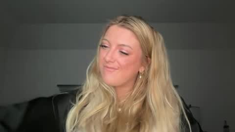 Snapshot of theoneandonlyava chatting on 8, 7, 2026 Ava online show from 8, 7, 2026