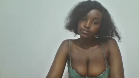 Snapshot of thick_eviey chatting on 24, 9, 2025 love online show from 24, 9, 2025