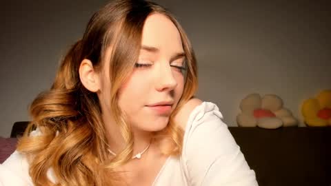 Amelia  shows on mondays fridays and sundays  if anything changes im giving updates on my fansly  online show from 2, 2, 2025