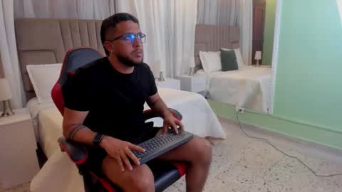 Snapshot of thom_houston chatting on 19, 11, 2025 Thom Houston online show from 19, 11, 2025