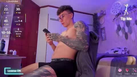 Snapshot of thomas_fuckboy chatting on 12, 9, 2025 Thomas Grey online show from 12, 9, 2025