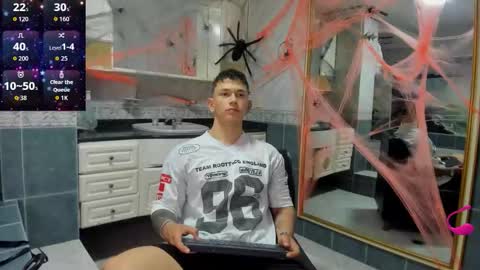 Snapshot of thomas_moon_ chatting on 8, 10, 2025 Thomas online show from 8, 10, 2025