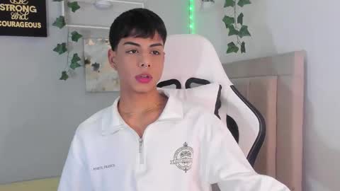 Snapshot of thomas_wild chatting on 12, 9, 2025 Thomas online show from 12, 9, 2025