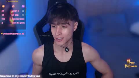 Snapshot of thomklein chatting on 11, 10, 2025 Thom Klein online show from 11, 10, 2025