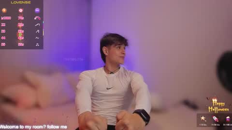 Snapshot of thomklein chatting on 22, 10, 2025 Thom Klein online show from 22, 10, 2025