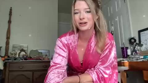 Snapshot of thtqunt chatting on 8, 7, 2026 Holly Hills online show from 8, 7, 2026