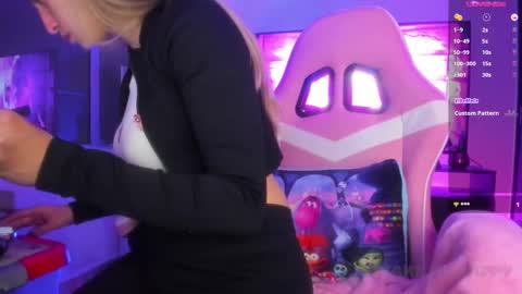 Tiffany Bela online show from 22, 2, 2025