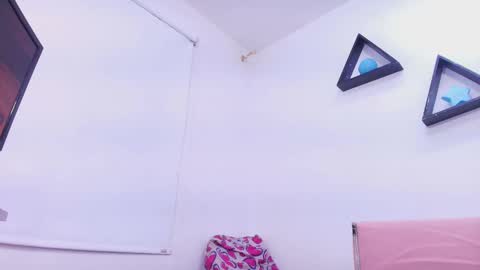 Snapshot of tinkerbell_1 chatting on 22, 9, 2025 tinkerbell online show from 22, 9, 2025