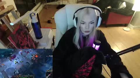 stage Kylie Sinner  brand CLITBAIT online show from 3, 2, 2025