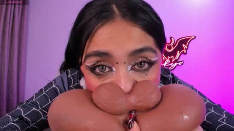   Independent model online show from 10, 10, 2025