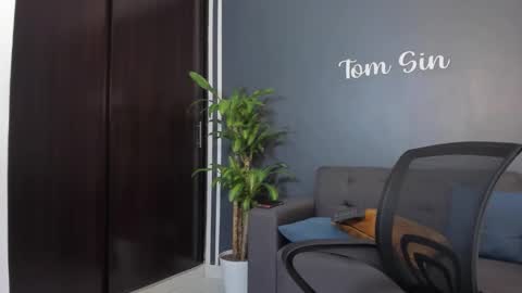 Snapshot of tom_sin_ chatting on 6, 1, 2025 Tom Sin online show from 6, 1, 2025