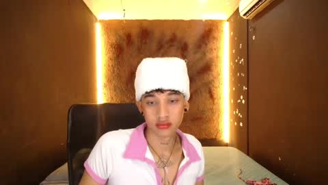 Snapshot of tommy_sweet1 chatting on 12, 1, 2025 tommy_sweet1 online show from 12, 1, 2025