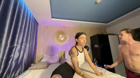 Sarah And Jon online show from 1, 2, 2025