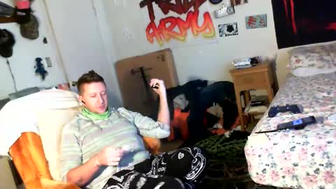 Snapshot of trillnonymau5 chatting on 25, 12, 2024 trillnonymau5 online show from 25, 12, 2024