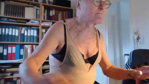 Snapshot of tubaist chatting on 14, 11, 2025 FINN but call me NANNA online show from 14, 11, 2025