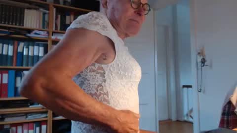 Snapshot of tubaist chatting on 20, 11, 2025 FINN but call me NANNA online show from 20, 11, 2025