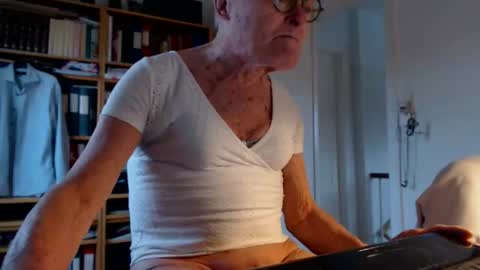 Snapshot of tubaist chatting on 2, 12, 2025 FINN but call me NANNA online show from 2, 12, 2025