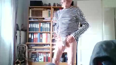 Snapshot of tubaist chatting on 12, 5, 2026 FINN but call me NANNA online show from 12, 5, 2026