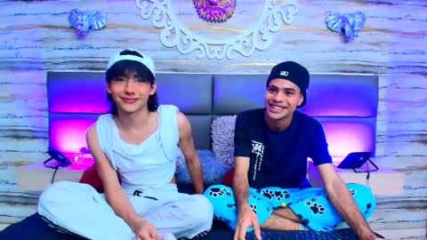 twinslovers_ online show from 17, 9, 2025