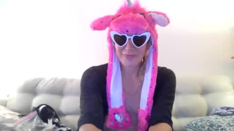 twoboobsonepenis online show from 16, 5, 2026