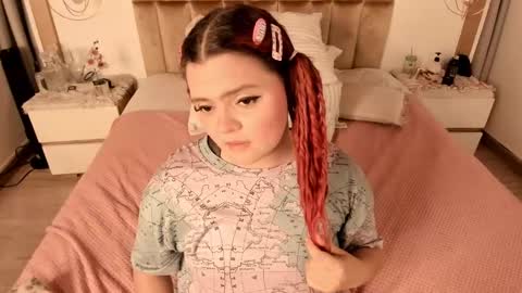 Snapshot of twwiiggy19 chatting on 7, 3, 2025 Twiggy online show from 7, 3, 2025