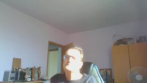 Snapshot of ulmeni4 chatting on 4, 3, 2025 ulmeni4 online show from 4, 3, 2025